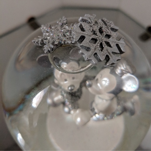 Disney Vintage Mickey & Minnie 2002 Collectible Snowflake Skating Snow Globe - Picture 13 of 16